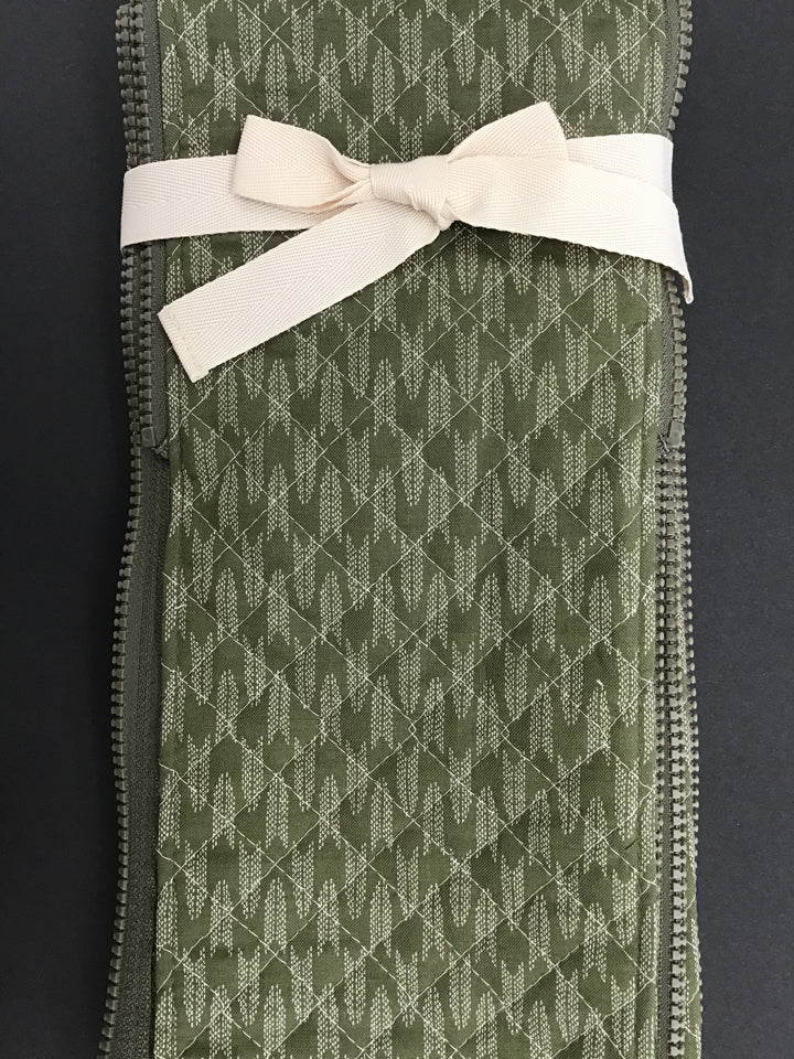 Quilted bow case with a zipper