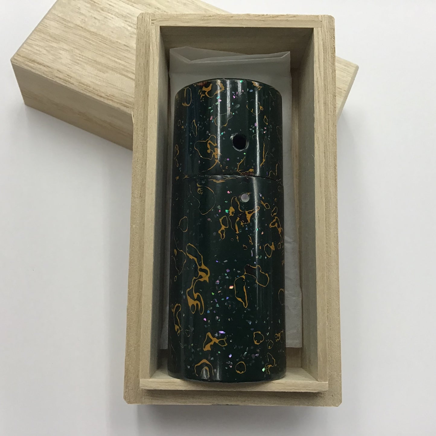 Grip Powder Case Urushi Cylindrical (Kara-nuri with Raden)
