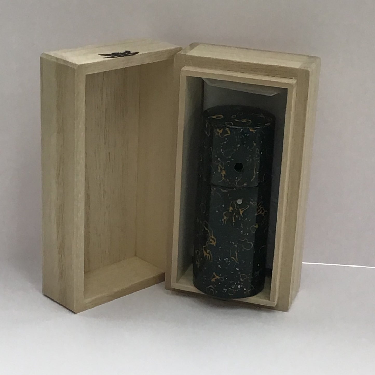 Grip Powder Case Urushi Cylindrical (Kara-nuri with Raden)