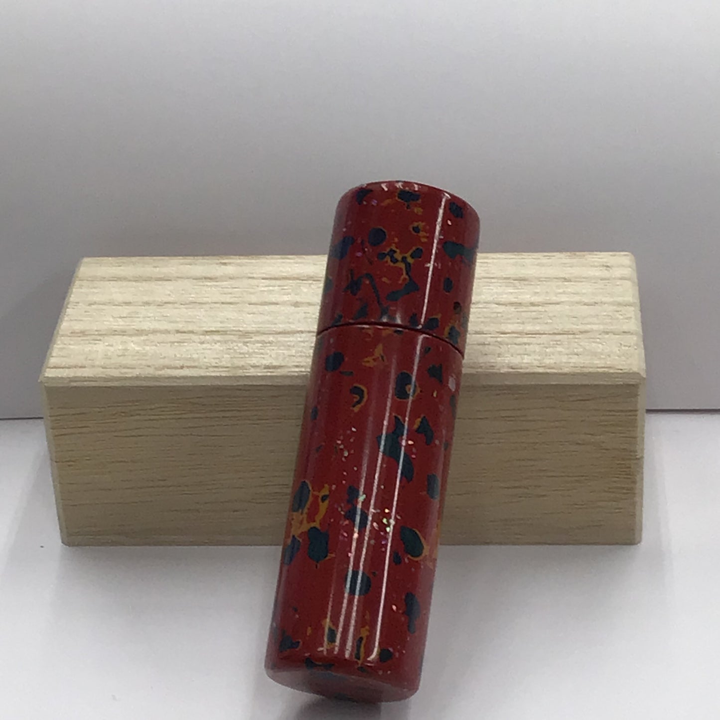 Glove Powder Case Urushi Cylindrical (Kara-nuri with Raden)