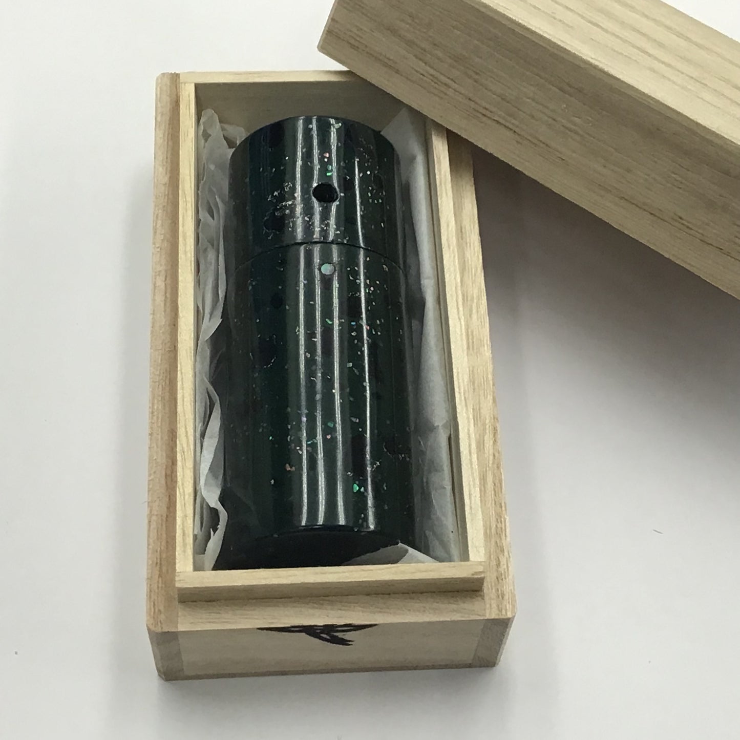 Grip Powder Case Urushi Cylindrical (Kara-nuri with Raden)