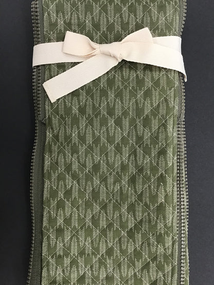 Quilted bow case with a zipper